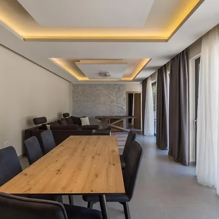 Valsavie Villa *